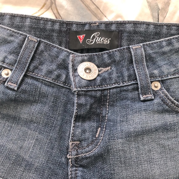 Guess Low Rise Jean Shorts - Size 24 - Picture 3 of 5
